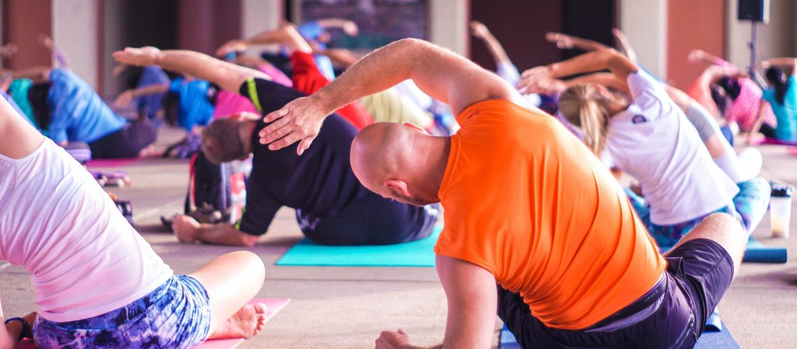 Grupo realizando Yoga